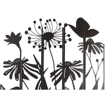 Dekorativer Gartenzaun aus Metall mit floralem Muster.