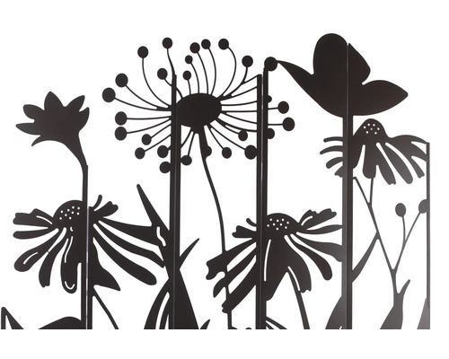 Dekorativer Gartenzaun aus Metall mit floralem Muster.