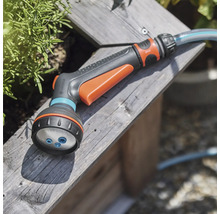 Gartenschlauch Sprühkopf auf einer Holzoberfläche