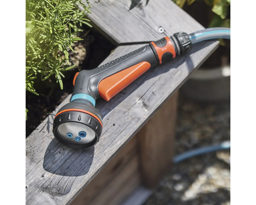 Gartenschlauch Sprühkopf auf einer Holzoberfläche