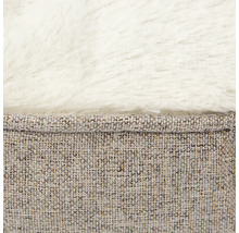 Detailansicht eines Körbchens mit Kunstfellbesatz