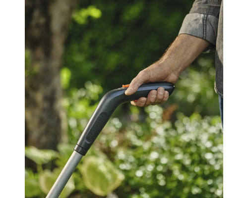 Eine Person hält den Griff eines Gartengeräts der Marke Gardena