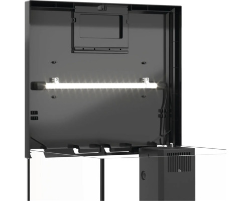 Innenansicht eines Aquariums mit Beleuchtung und Filtersystem