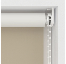 Rollo mit Kettenzug in einem Fensterrahmen