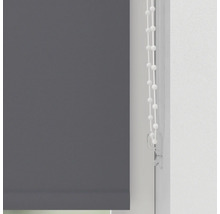 Graues Rollo mit Kettenzug am Fenster