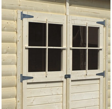 Fenster eines Gartenhauses aus Holz
