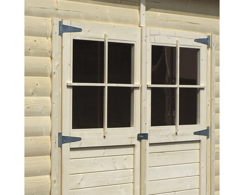 Fenster eines Gartenhauses aus Holz