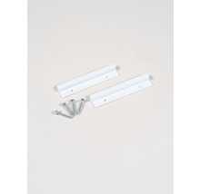 Zwei weiße Kunststoffleisten und Schrauben zur Befestigung