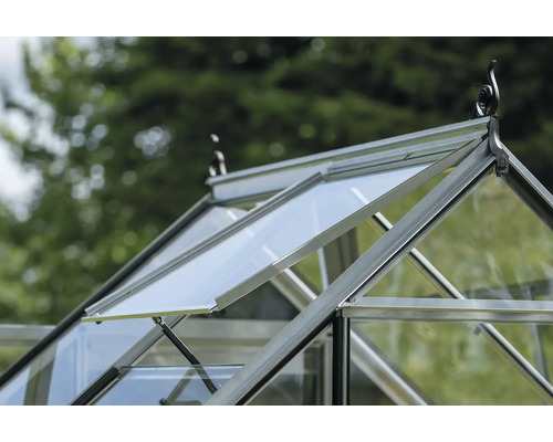 Detailansicht eines Gewächshauses mit offenem Fenster zur Belüftung.