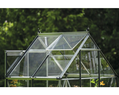 Gewächshaus mit geöffnetem Fenster zur Belüftung