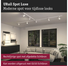 URail Spot Luxe Schienensystem mit mehreren Strahlern in einem Wohnzimmer.