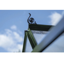 Detailansicht eines Gewächshauses mit dekorativer Dachspitze