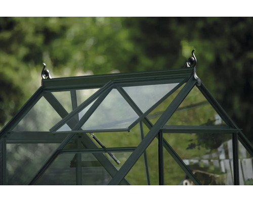 Detailansicht eines Gewächshauses mit geöffnetem Fenster zur Belüftung