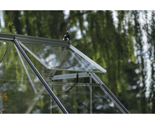 Detailansicht eines Gewächshauses mit geöffnetem Fenster zur Belüftung