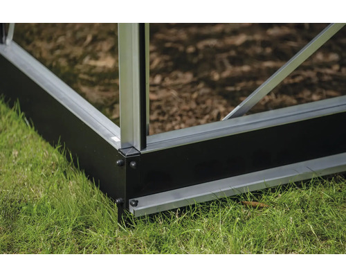 Detailansicht eines Gewächshausfundaments aus Aluminium und Kunststoff