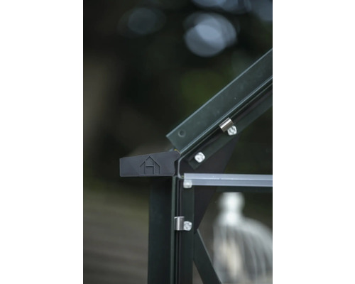 Detailansicht eines Gewächshauses mit Glaselementen und Rahmenkonstruktion