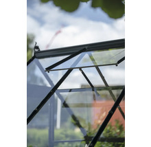 Detailansicht eines Gewächshauses mit geöffnetem Fenster für die Belüftung