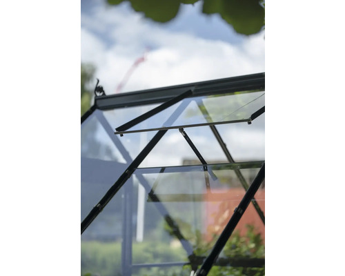 Detailansicht eines Gewächshauses mit geöffnetem Fenster für die Belüftung