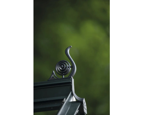 Detailansicht einer Dachverzierung aus Metall mit dekorativem Spiralmuster