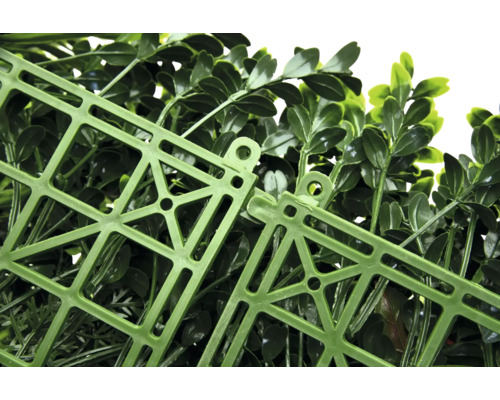 Detailansicht einer künstlichen Pflanzenmatte mit Kunststoffgitterstruktur