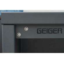 Detailansicht eines grauen Geiger Schranks mit Schrauben und dem Geiger Logo.