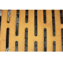 Detailaufnahme eines Holzrosts mit länglichen Öffnungen