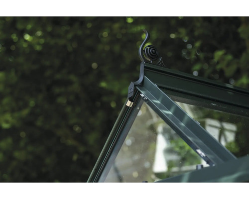 Detailansicht eines Gewächshauses mit Glas und Metallrahmen