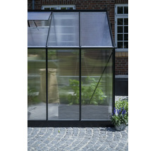 Gewächshaus mit Polycarbonatplatten und Stahlrahmen im Garten