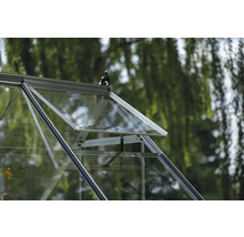 Detailansicht eines Gewächshauses mit geöffnetem Fenster