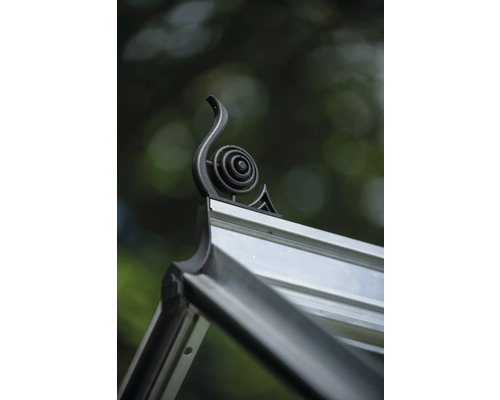 Detailansicht eines Gewächshauses mit dekorativem Giebelornament.