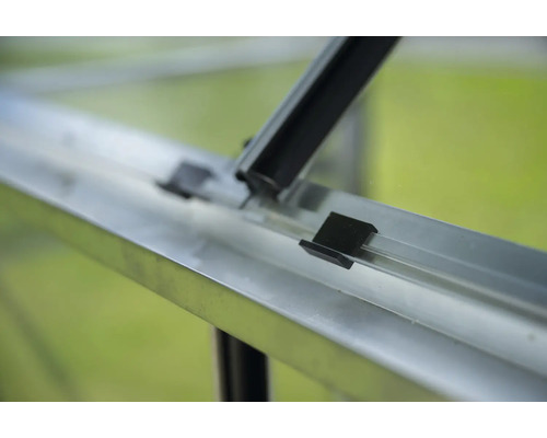 Detailansicht Gewächshaus mit Befestigung