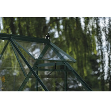 Detailansicht eines Gewächshauses mit Dachfenster zur Belüftung