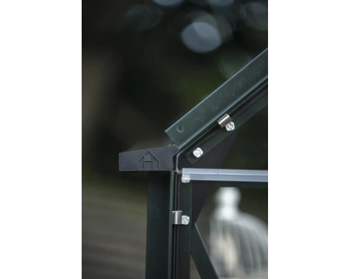 Detailansicht eines Gewächshauses mit Rahmen, Glaselementen und Belüftungssystem