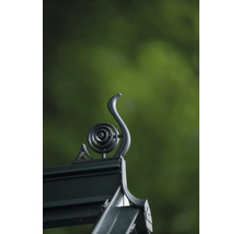 Verzierung aus Metall mit floralem Design auf einem Dach