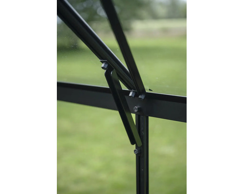 Detailansicht eines Gewächshausfensters mit Öffnungsmechanismus.