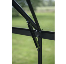 Detailansicht eines Gewächshausfensters mit Rahmen und Öffnungsmechanismus