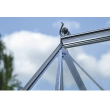 Detailansicht eines Gewächshauses mit Glas und Metallrahmen