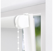 Detailansicht einer weißen Rollos mit Kettenzug am Fenster