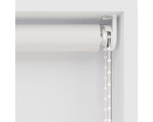 Detailansicht eines Rollos mit Kettenzug zur Fensterdekoration