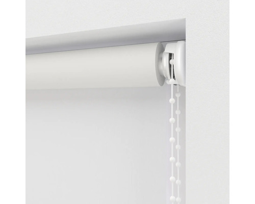 Rollo mit Kettenzug am Fenster