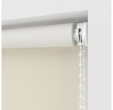 Detailansicht eines weißen Rollos mit Perlenzug an einem Fenster