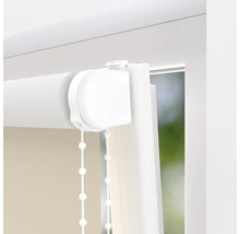 Detailansicht eines Rollos mit Kettenzug am Fenster.