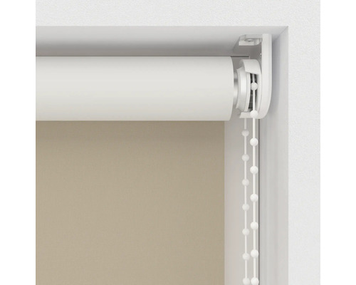 Rollo mit Kettenzug im Fensterrahmen