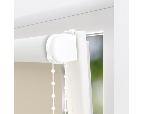 Detailansicht eines weißen Rollos mit Kettenzug am Fenster