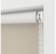 Detailansicht eines Rollos mit Kettenzug am Fenster