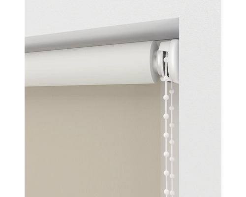 Detailansicht eines Rollos mit Kettenzug am Fenster