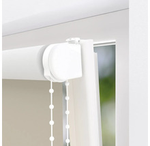 Detailansicht eines weißen Rollos am Fenster