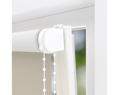 Detailansicht eines weißen Rollos am Fenster