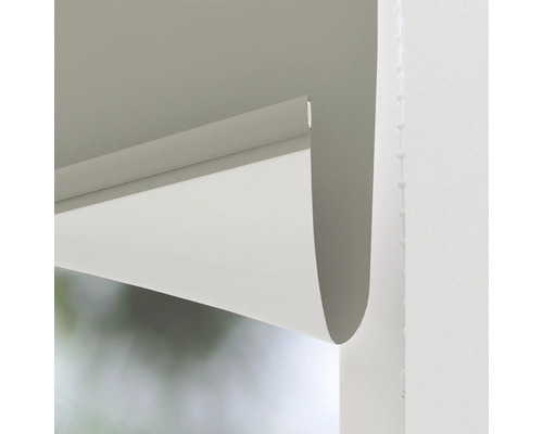 Rollo am Fenster zur Lichtregulierung