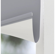 Rollo teilweise abgerollt zur Fensterverdunkelung